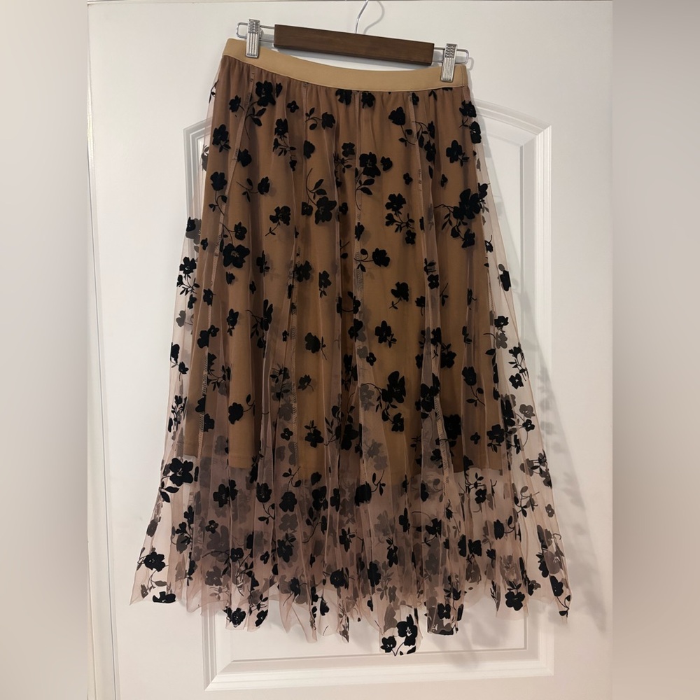 Elegant Black and Tan Appliqué Floral Skirt - Picture 4 of 5